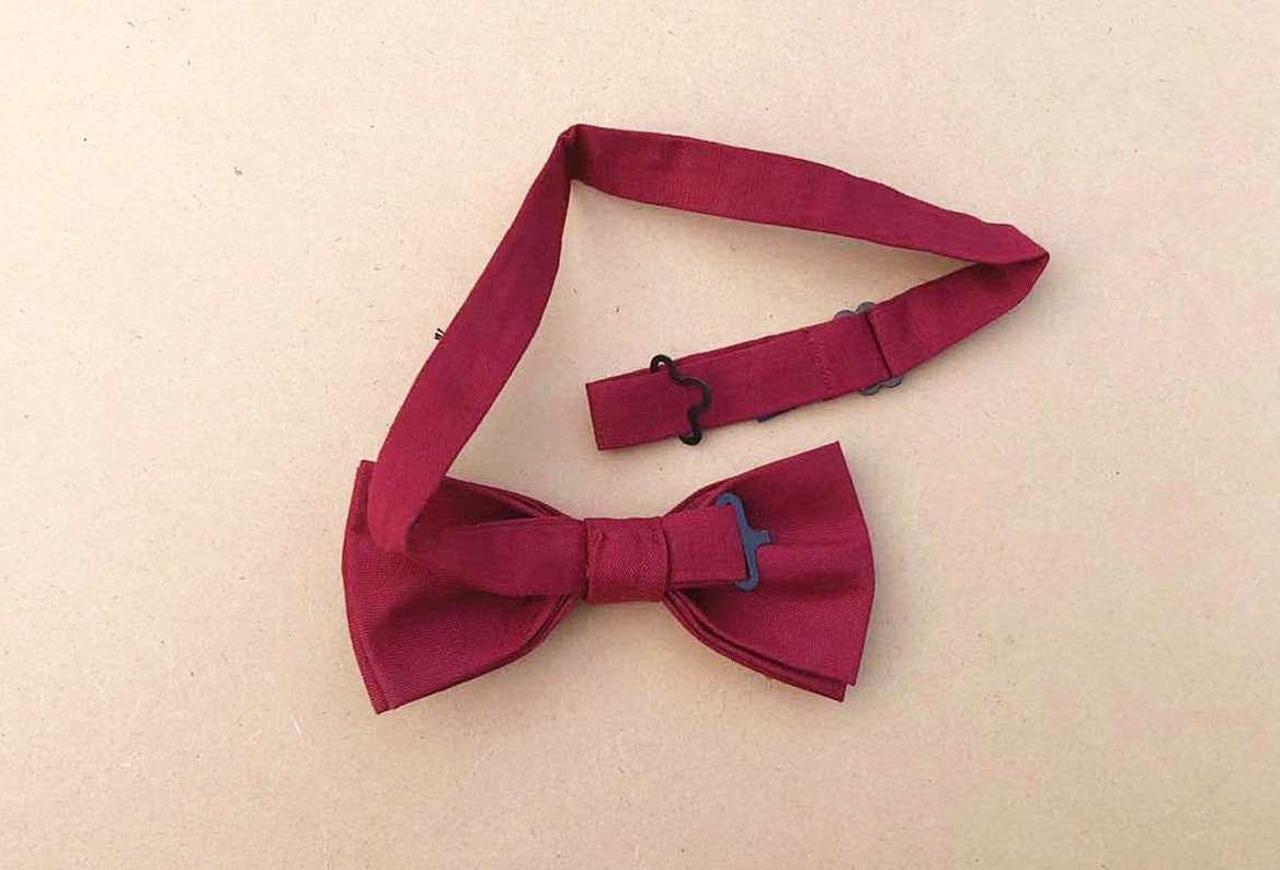 Apple Maroon Linen Pre-tied Bow Tie
